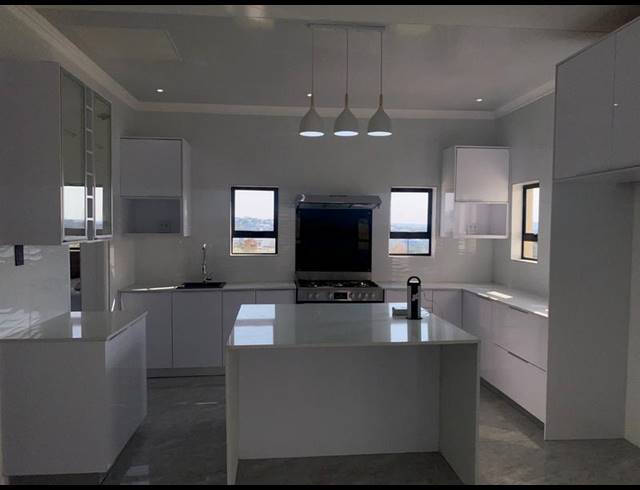 5 BEDROOM HOUSE FOR SALE IN FOURWAYS